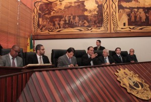 Representantes de várias instituições se reuniram na Aleac para debater imigração ilegal