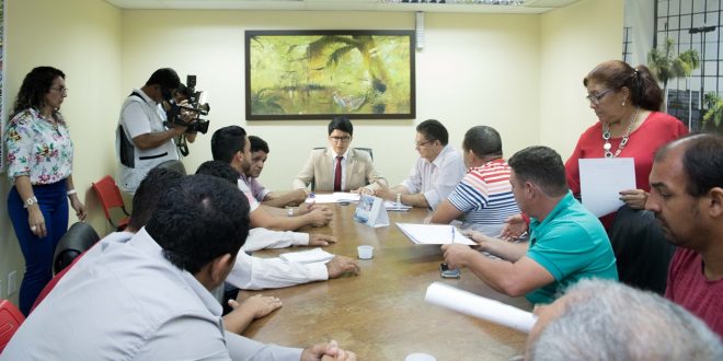 Caminhoneteiros e freteiros discutem com parlamentares PL que regulamenta a categoria Caminhoneteiros e freteiros discutem com parlamentares PL que regulamenta a categoria