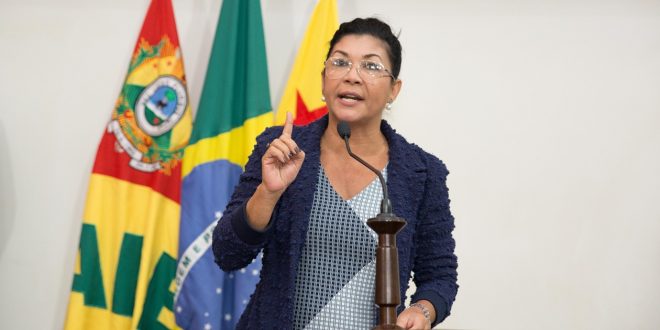 Deputada Eliane Sinhasique questiona PL sobre terceirização de unidades de saúde Deputada Eliane Sinhasique questiona PL sobre terceirização de unidades de saúde