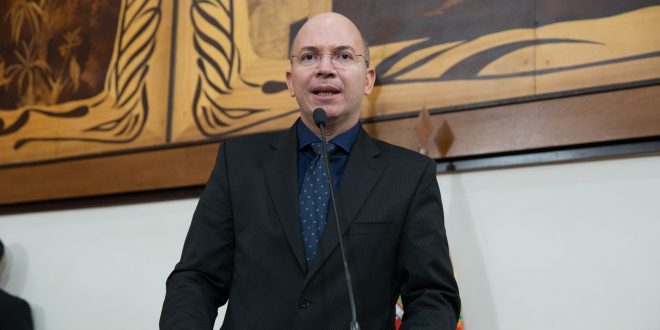Deputado Gehlen Diniz destaca dificuldades enfrentadas por policiais militares Deputado Gehlen Diniz destaca dificuldades enfrentadas por policiais militares
