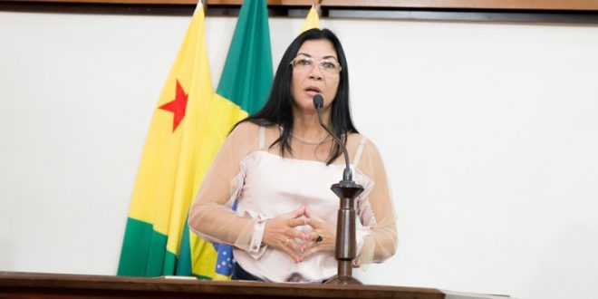 “A maioria dos cargos comissionados não sabe nem em que secretaria estão lotados”, diz deputada Eliane Sinhasique “A maioria dos cargos comissionados não sabe nem em que secretaria estão lotados”, diz deputada Eliane Sinhasique