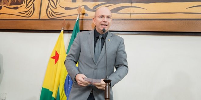 Deputado Gehlen Diniz afirma que governador não respeita policiais Deputado Gehlen Diniz afirma que governador não respeita policiais
