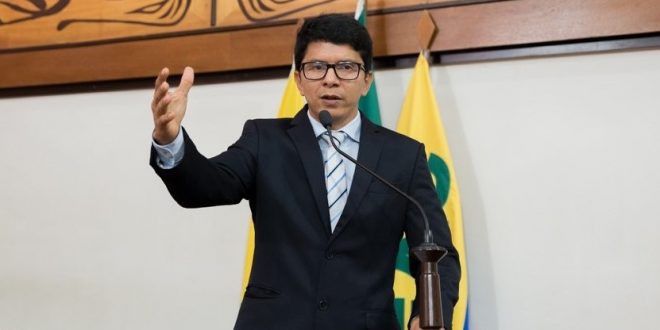 Deputado Jenilson Leite demonstra preocupação com possível demissão de servidores da Eletroacre Deputado Jenilson Leite demonstra preocupação com possível demissão de servidores da Eletroacre