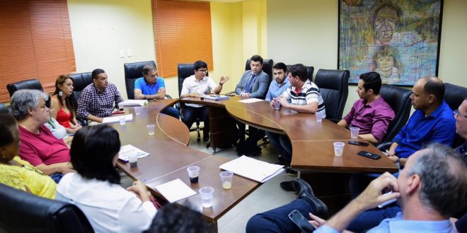 Comissão de Saúde da Aleac se reúne com servidores do Huerb Comissão de Saúde da Aleac se reúne com servidores do Huerb