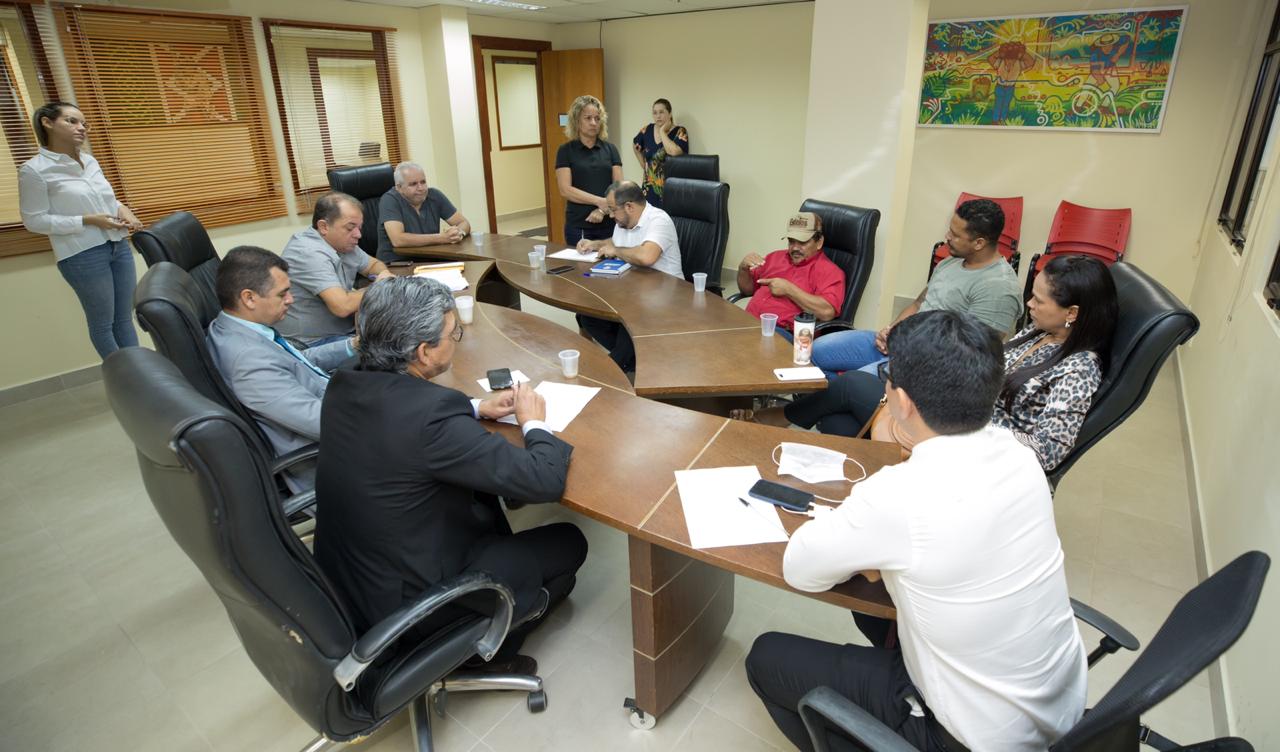 Como medida de prevenção ao coronavírus, reunião com toyteiros e taxistas na Aleac teve participação reduzida da categoria Como medida de prevenção ao coronavírus, reunião com toyteiros e taxistas na Aleac teve participação reduzida da categoria