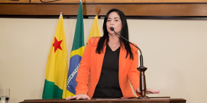 Deputada Maria Antônia preside sessão na Aleac e pede vacinação em massa para acreanos Deputada Maria Antônia preside sessão na Aleac e pede vacinação em massa para acreanos