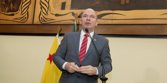 Deputado Gehlen Diniz rebate críticas feitas ao governo Deputado Gehlen Diniz rebate críticas feitas ao governo