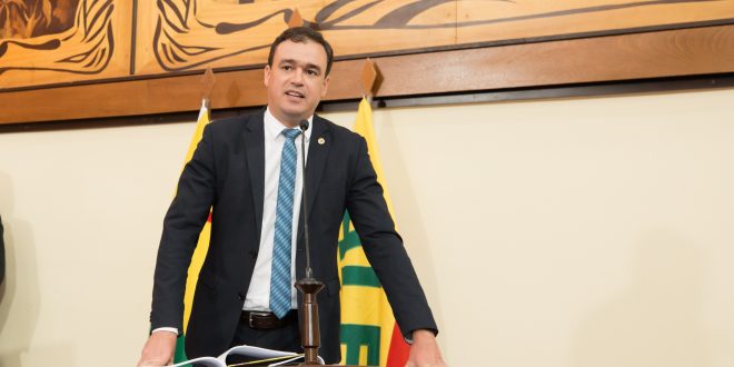 “O governador está fazendo um confronto desnecessário com o Legislativo”, diz Daniel Zen “O governador está fazendo um confronto desnecessário com o Legislativo”, diz Daniel Zen