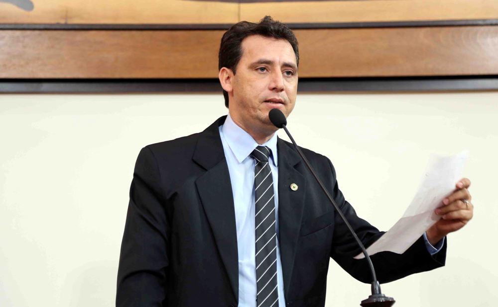 “Criança espera há seis meses para fazer eletroencefalograma”, afirma deputado Jairo Carvalho