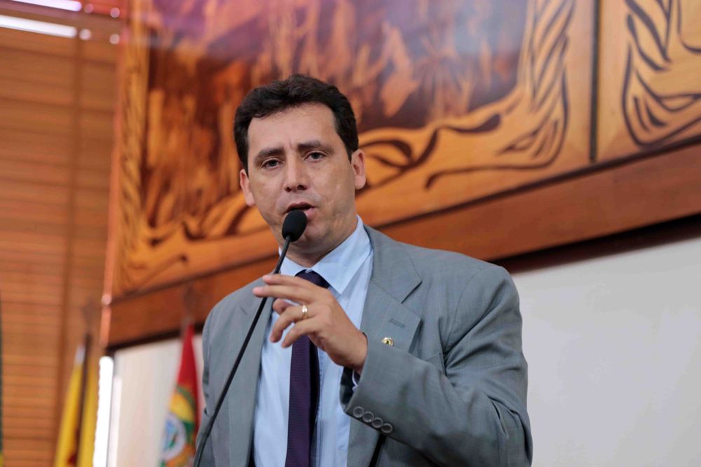 Deputado Jairo Carvalho pede união de educadores e sensatez