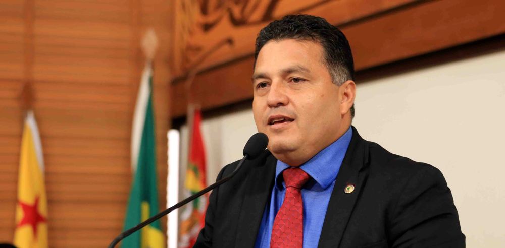 Deputado Eber Machado parabeniza professores e cobra melhorias salariais para a categoria