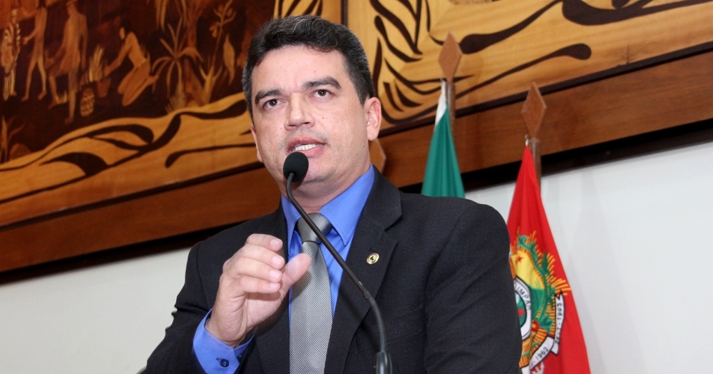 Deputado André da Droga Vale pede construção de abrigo para taxistas intermunicipais