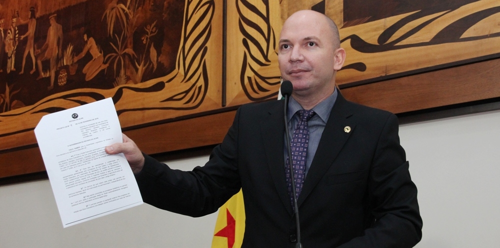 Deputado Gehlen Diniz protesta contra concessão de silos graneleiros