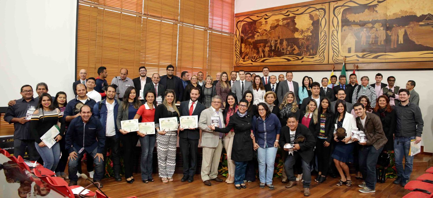 Aleac homenageia jornalistas em sessão solene e apresenta vencedores do 1º Prêmio de Jornalismo do Legislativo