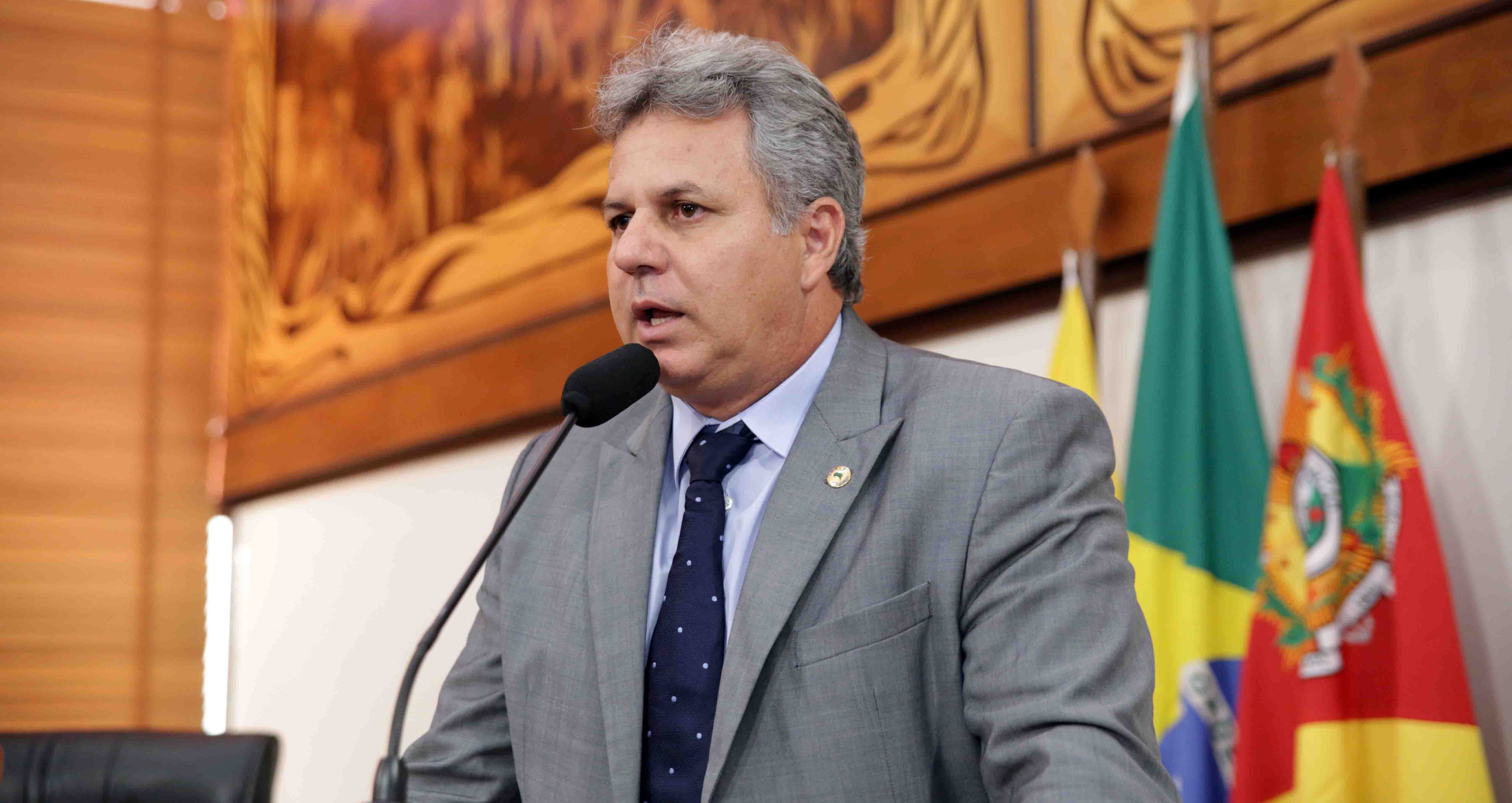 Deputado Lourival Marques comemora assinatura de termo que beneficia projetos de assentamento no Estado