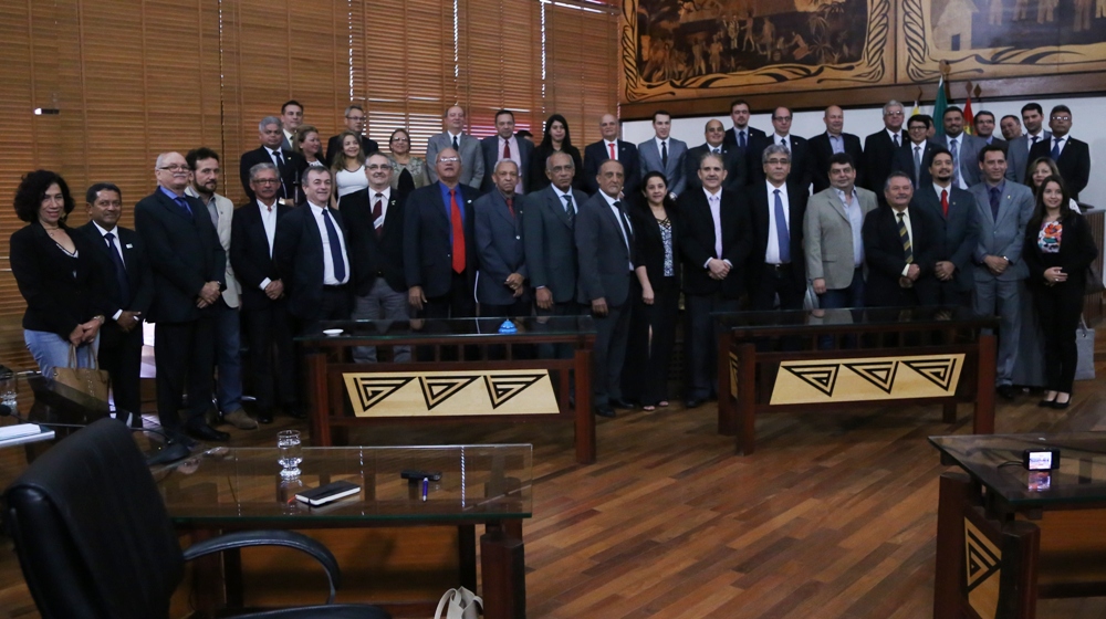 Com a presença do presidente da Federação Nacional dos Engenheiros, Aleac homenageia categoria