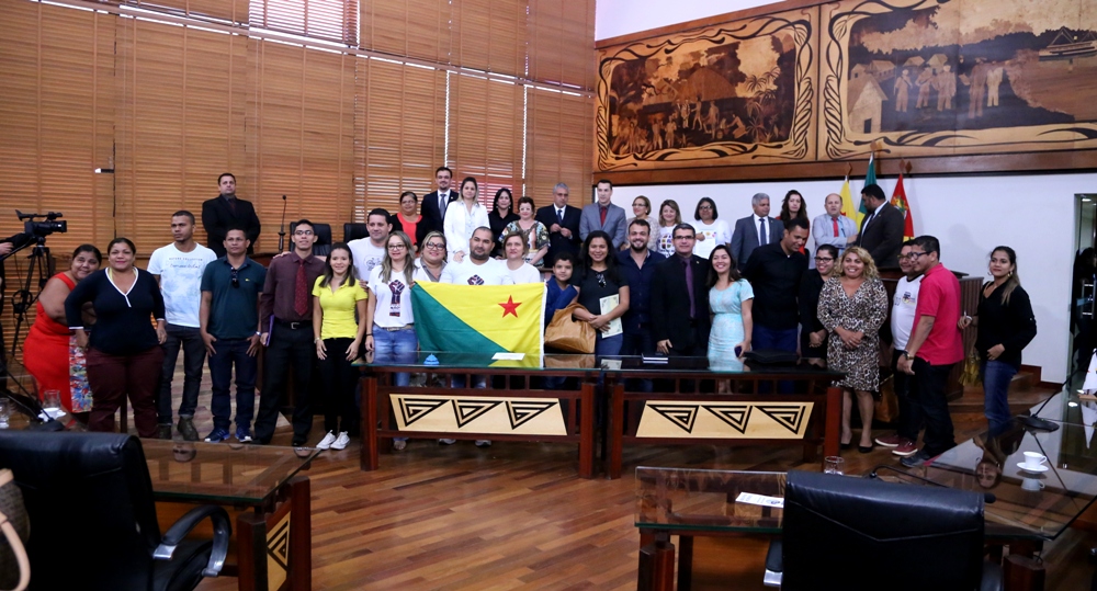 Em ato solene, Aleac implementa sessões acessíveis aos deficientes auditivos