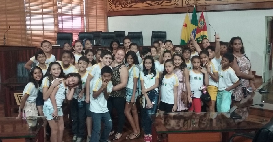 Estudantes da Escola Madre Hildebranda da Prá visitam a Aleac e conhecem mais sobre o Legislativo