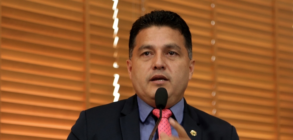 Deputado Eber Machado denuncia paralisação do Programa Luz Para Todos no Estado