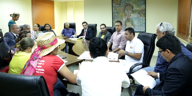 Parlamentares garantem apoio a representantes do Fórum Acreano em Defesa dos Serviços Públicos