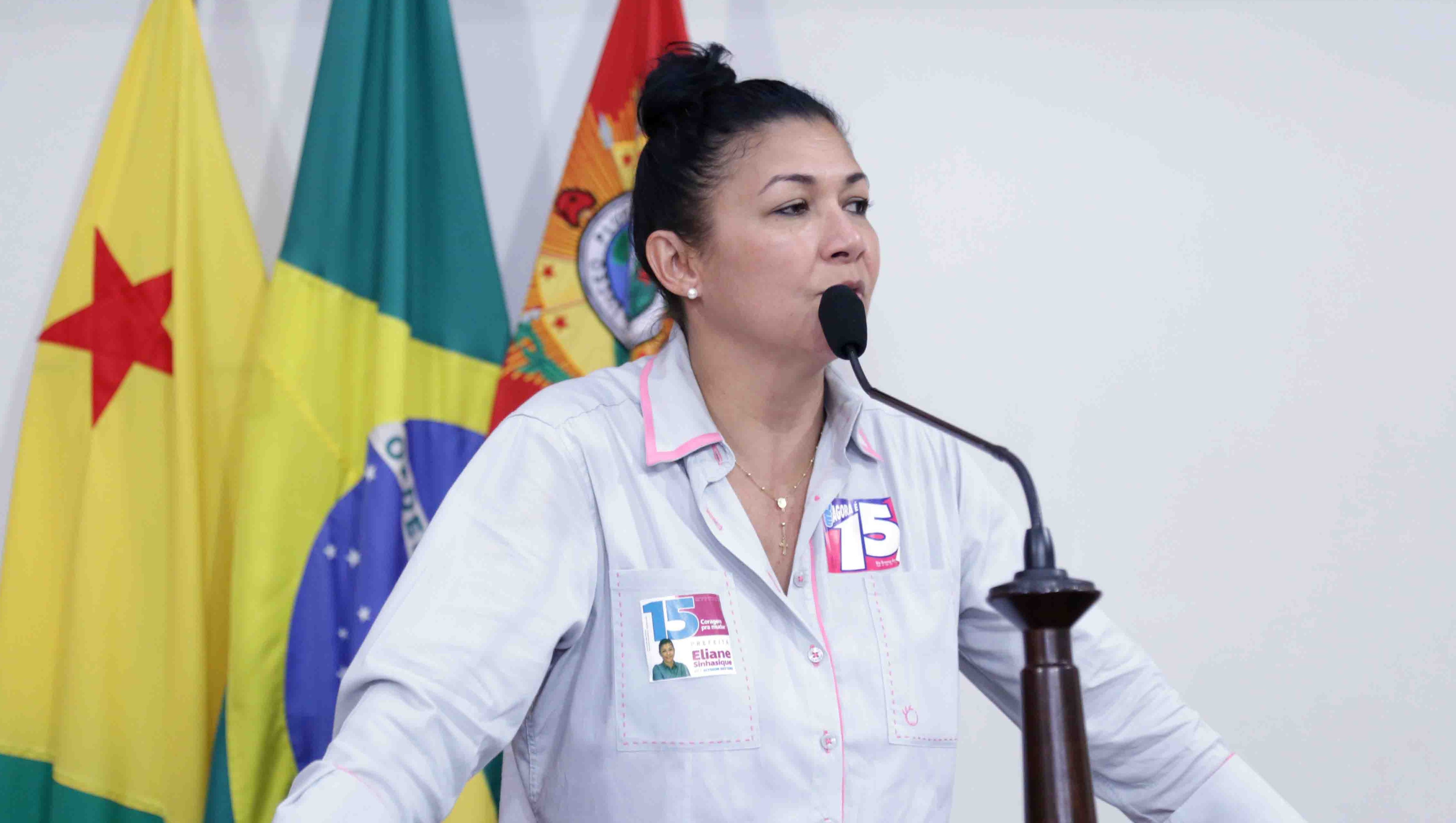 Deputada Eliane Sinhasique se defende de críticas em rede social