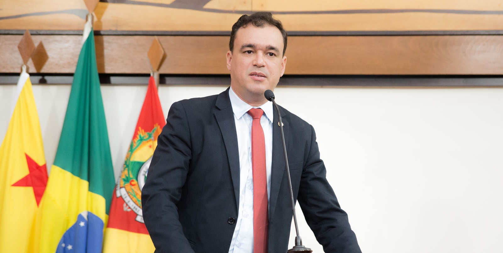 Deputado Daniel Zen comemora reinauguração do Teatro Barracão