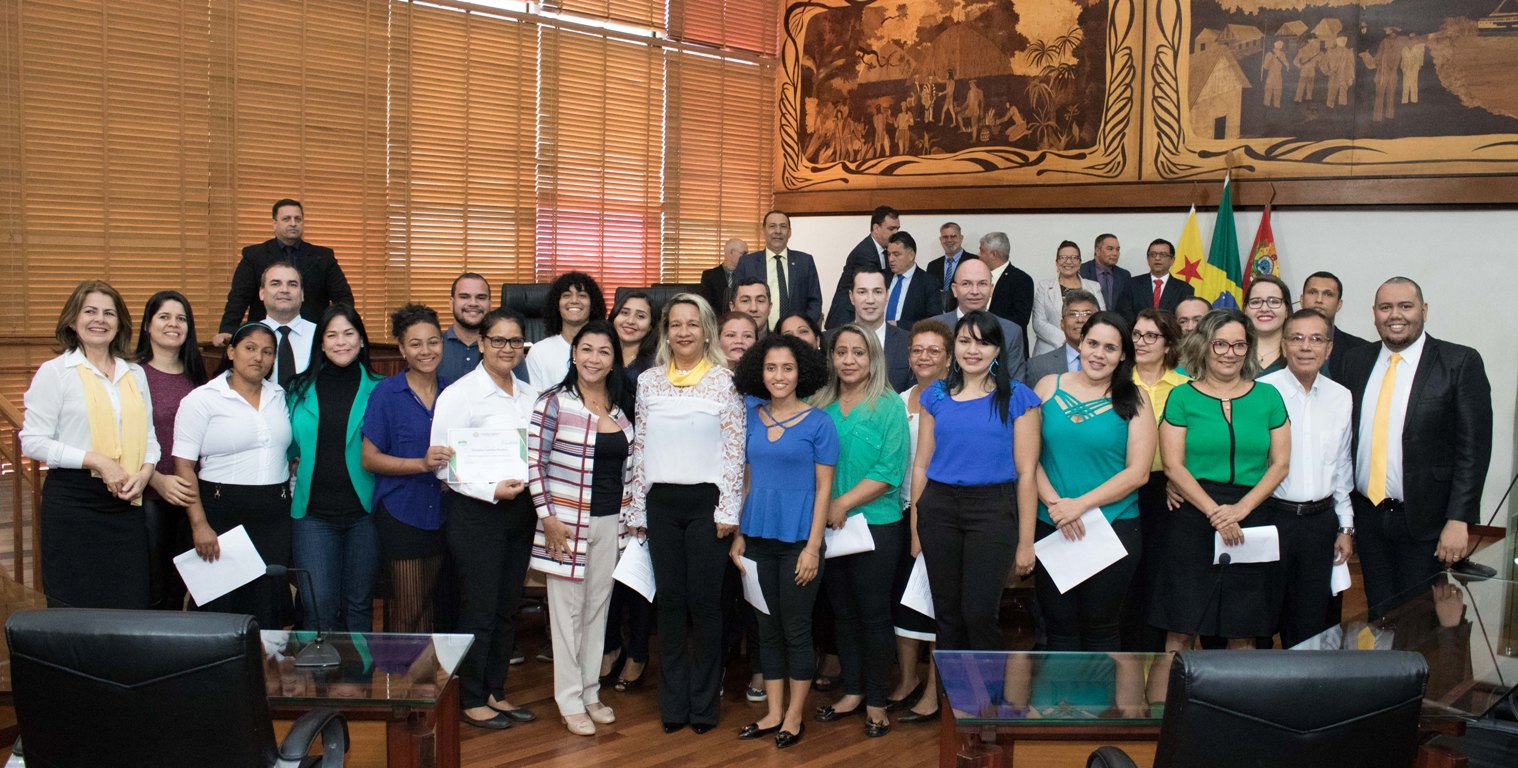 Presidente Ney Amorim entrega certificados a alunos do Projeto “Canta Aleac”