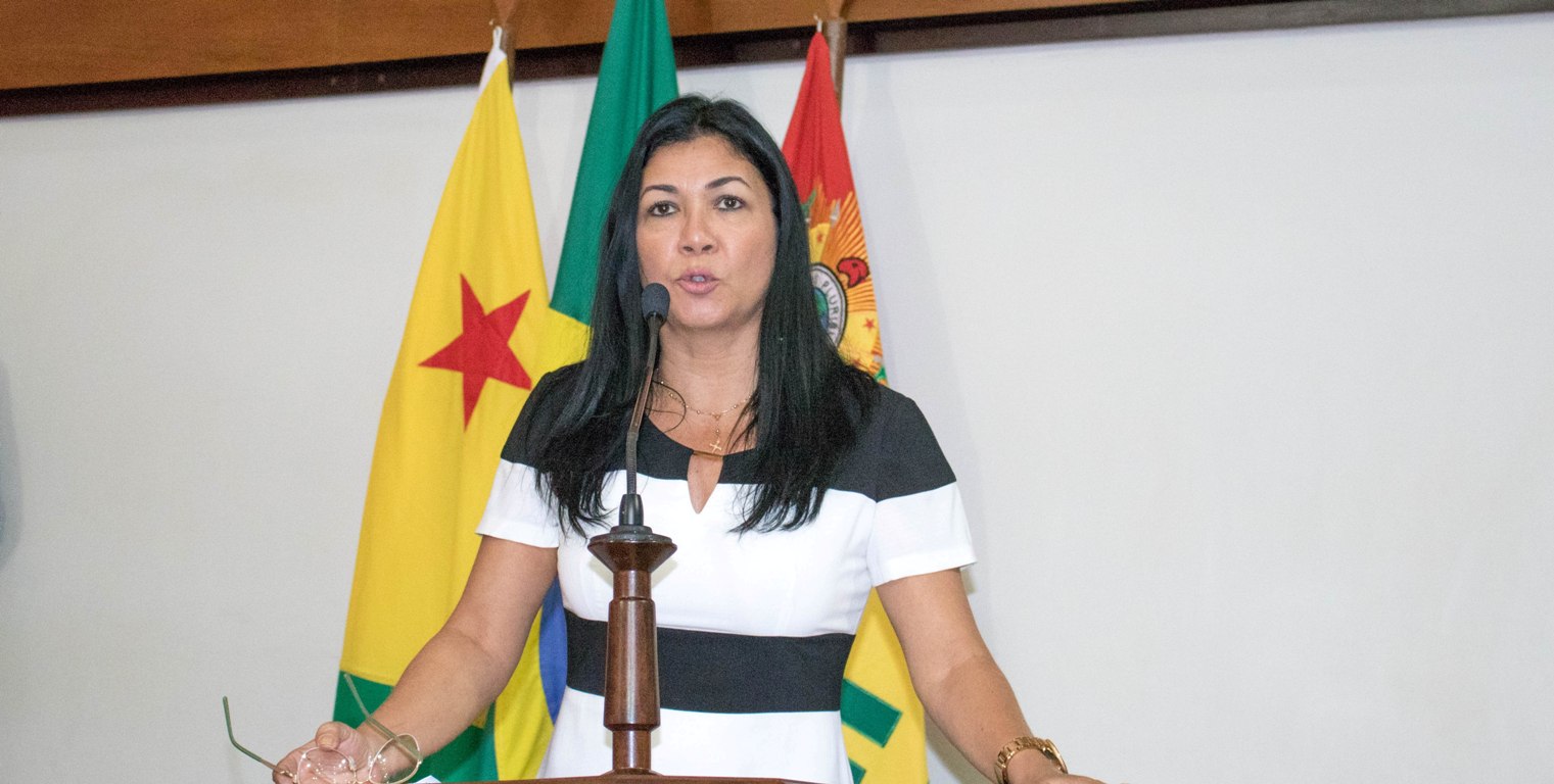 Deputada Eliane Sinhasique denuncia falta de material para realização de PCCU