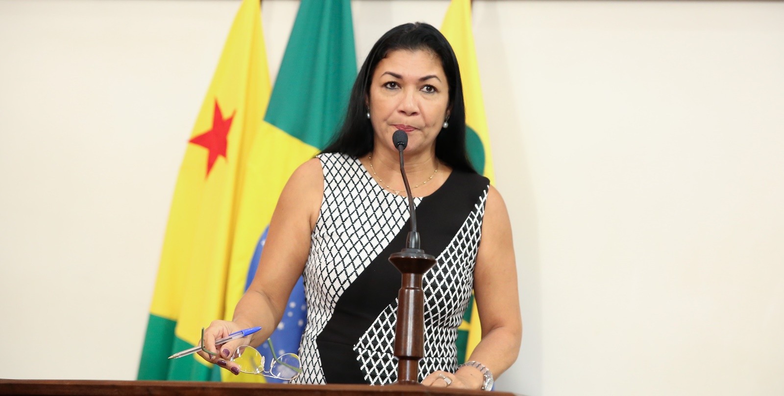 Deputada Eliane Sinhasique pede suspensão de vacinação contra HPV