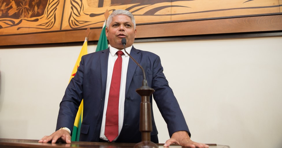 Deputado Raimundinho da Saúde denuncia caso de concursada da Saúde que não pôde assinar contrato