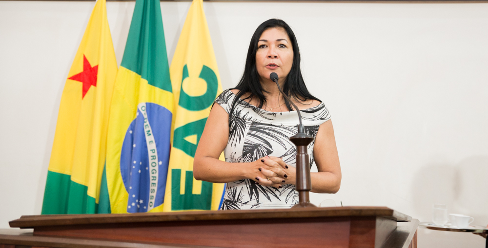 Deputada Eliane Sinhasique parabeniza deputados reeleitos e destaca importância da alternância de poder