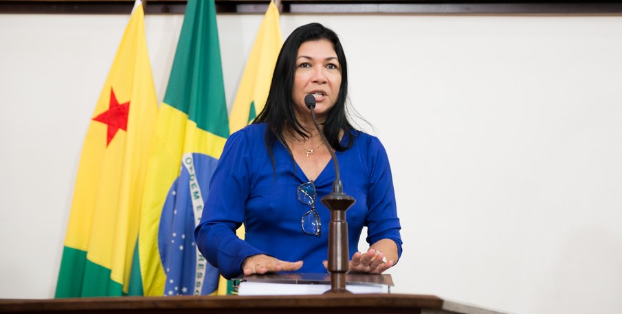 Deputada Eliane Sinhasique entrega a Daniel Zen documento sobre reforma da Constituição Estadual