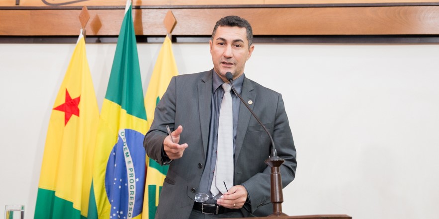 Deputado Jesus Sérgio destaca investimentos na Educação e presença de alunos do IFAC na Aleac