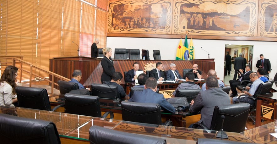 Representantes do Sindicato dos Urbanitários são recebidos na Aleac para discutir situação de servidores da Eletroacre