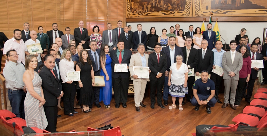 Deputados encerram legislatura com sessão solene e homenagens