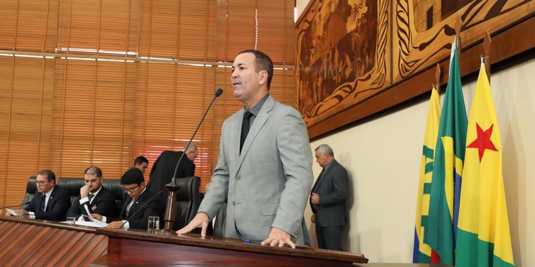 Nenem Almeida faz discurso agradecendo a Deus pela vitória