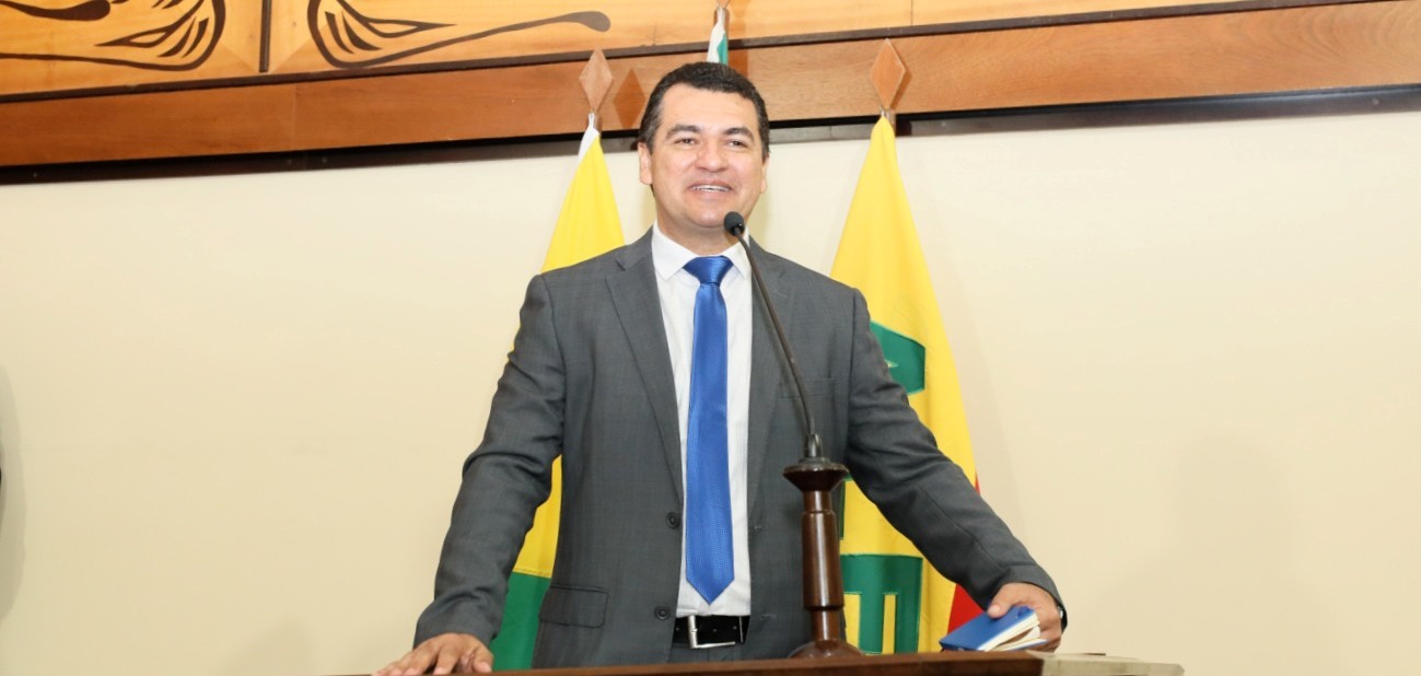 Sargento Cadmiel Bonfim comemora licenciamento a moveleiros de Feijó