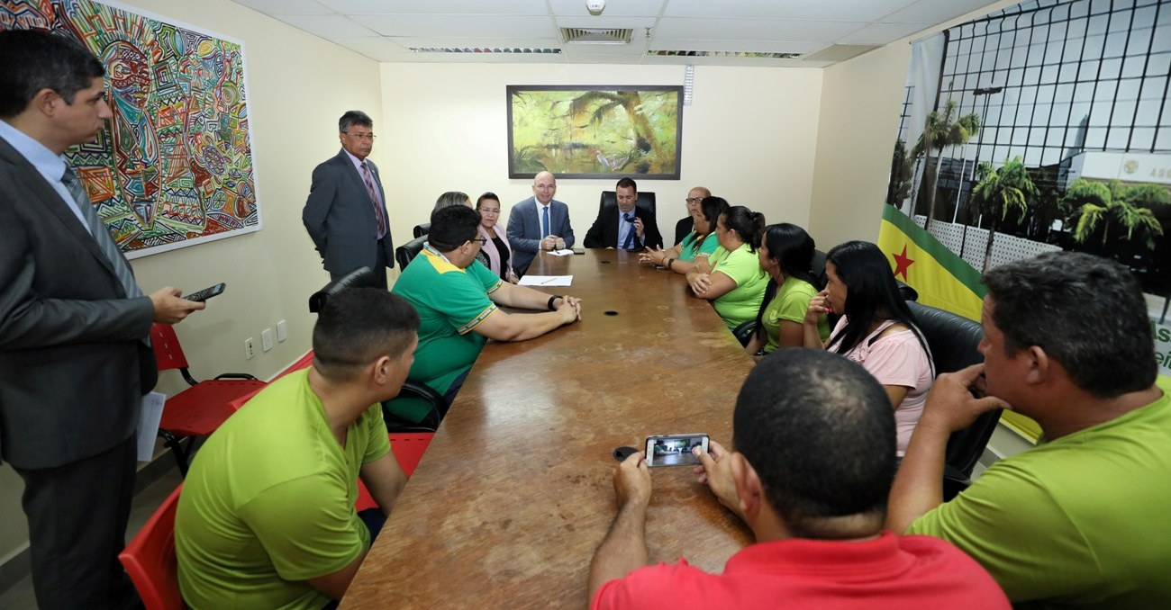 Deputados se reúnem com trabalhadores da Coopserge que estão há dois meses sem receber