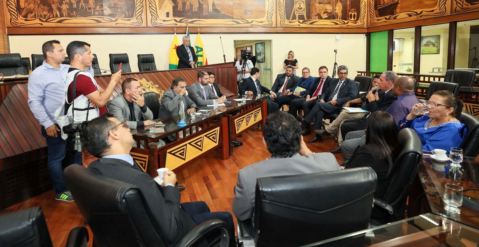 Representantes da Diocese de Rio Branco são recebidos na Aleac para tratar do encerramento da parceria entre SUS e Hospital Santa Juliana