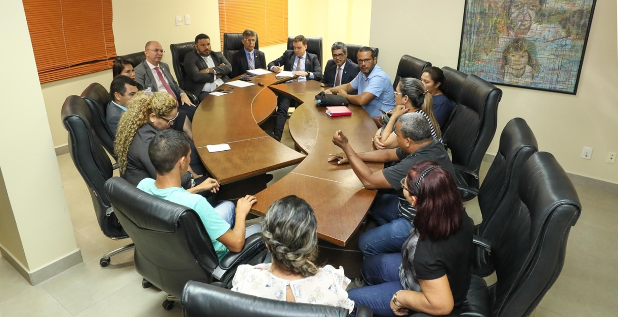 Comissão de Educação da Aleac se reúne com professores provisórios concursados