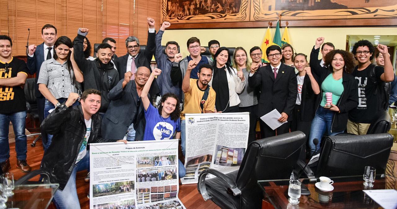 ﻿Deputados se reúnem com acadêmicos e professores da Ufac