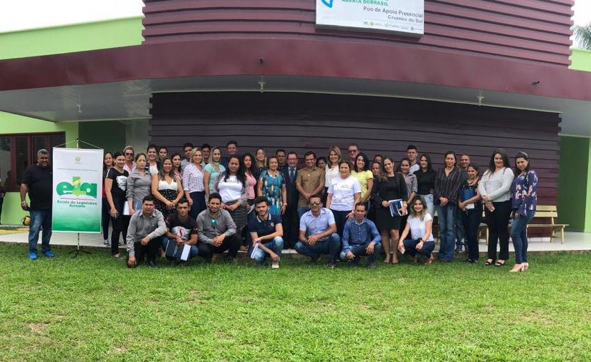 Oficina de Cerimonial oferecida pela Aleac e Senado Federal é sucesso em Cruzeiro do Sul