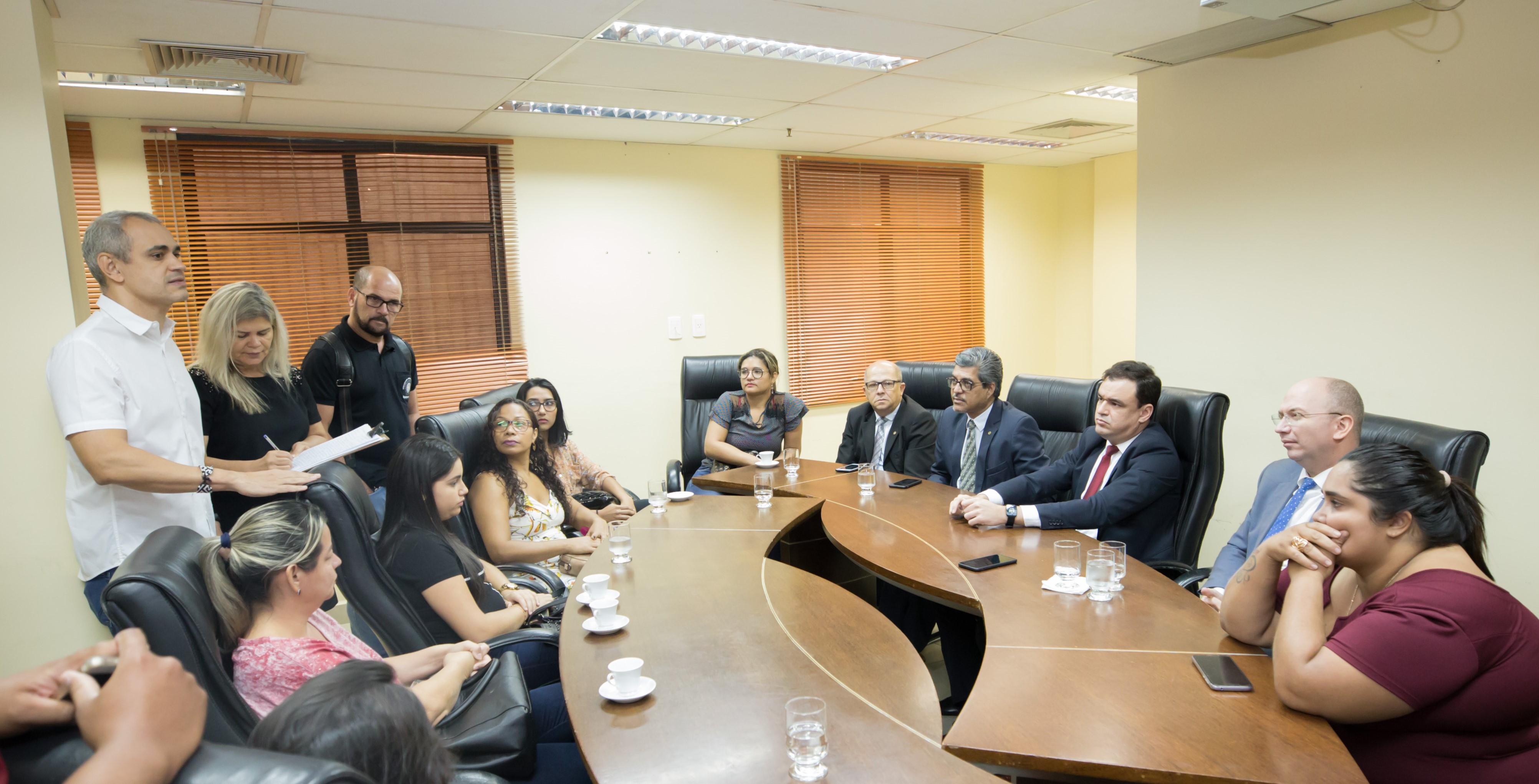 ﻿Comissão de Educação reúne com professores do EJA e assistentes do ensino especializado