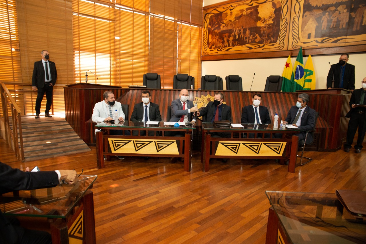 Deputados estaduais se reúnem com sindicatos da Saúde para debater PL do Igesac