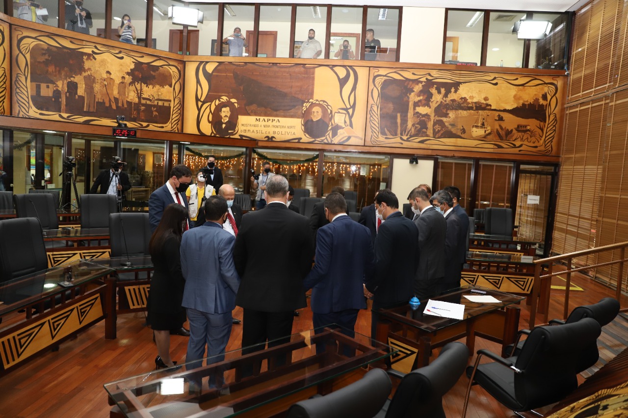 Antes de iniciar a sessão, deputados oram por Whendy Lima