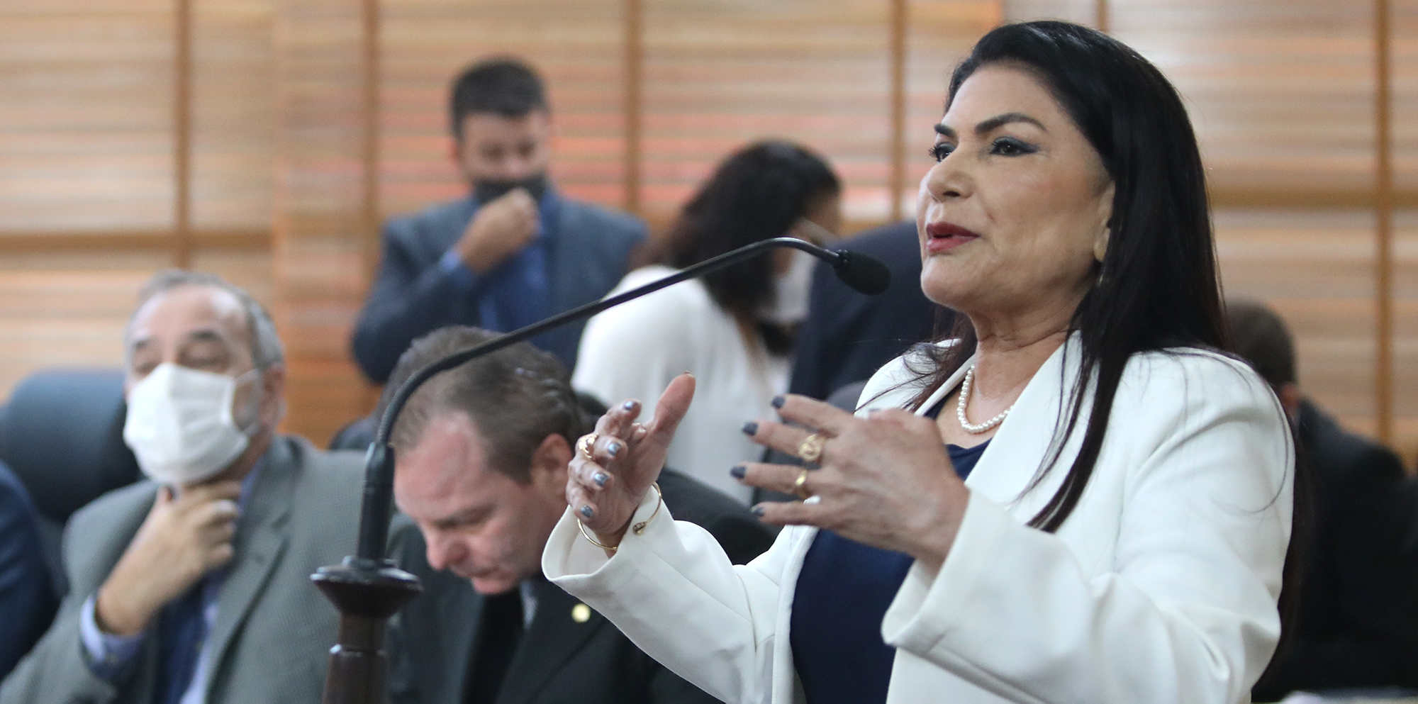 Antonia Sales sai em defesa de servidores da Saúde e questiona governo sobre tabela de plantões 