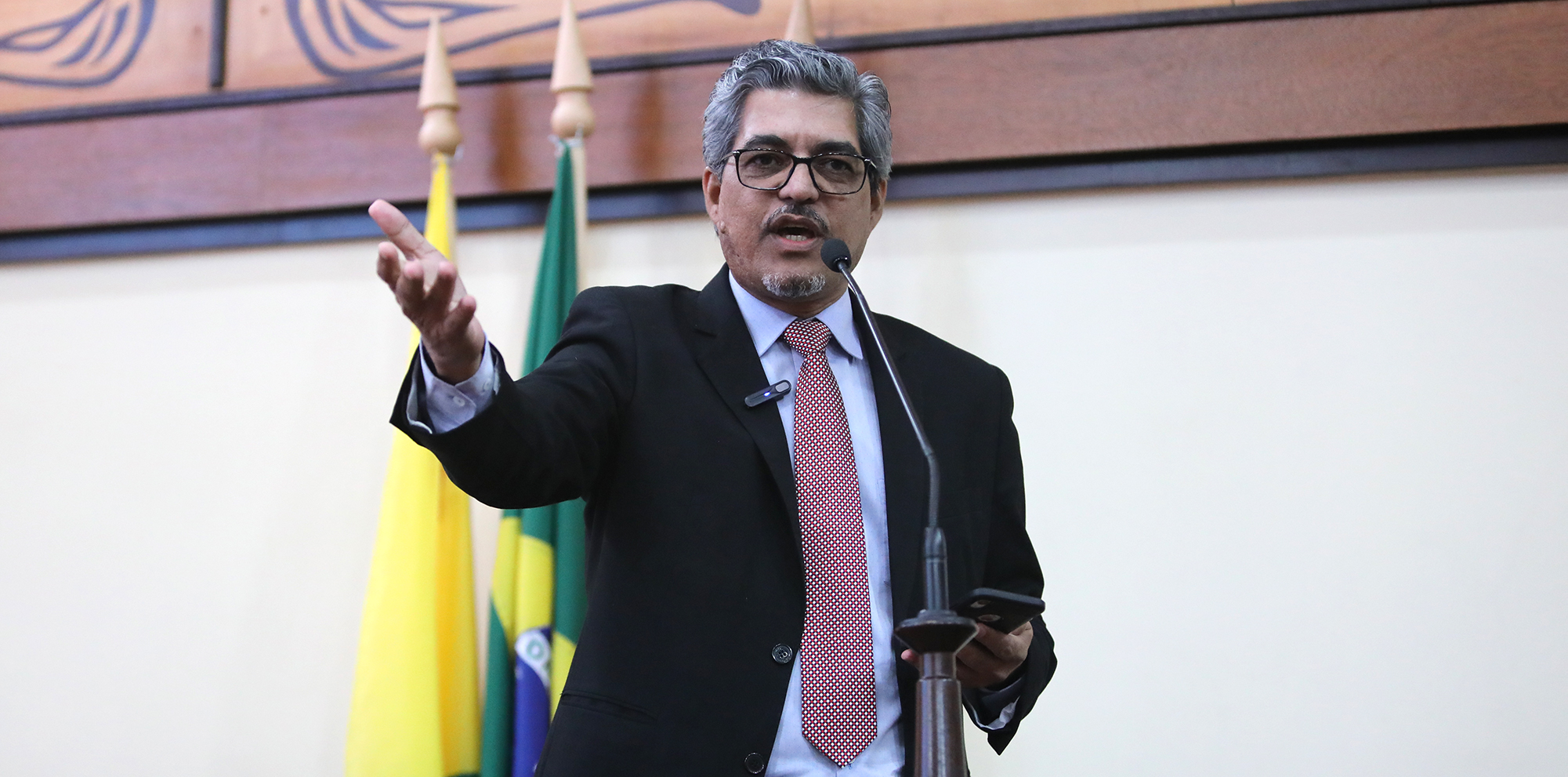 Edvaldo Magalhães critica falta de professores e mediadores em escolas públicas