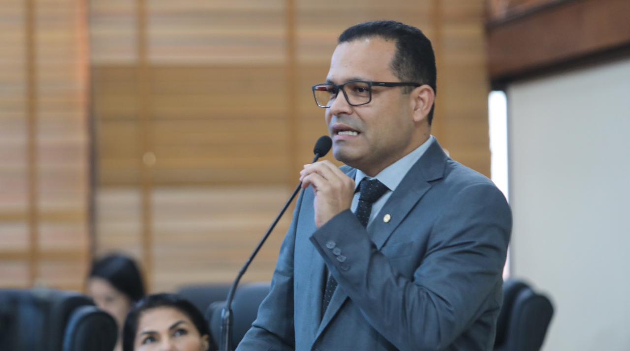 <strong>Tadeu Hassem manifesta preocupação com servidores provisórios do ISE</strong>