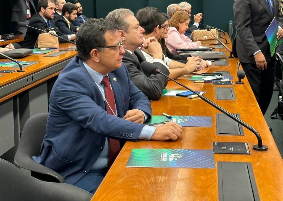 Em Brasília, Luiz Gonzaga trata sobre produção agrícola e regularização fundiária no Acre