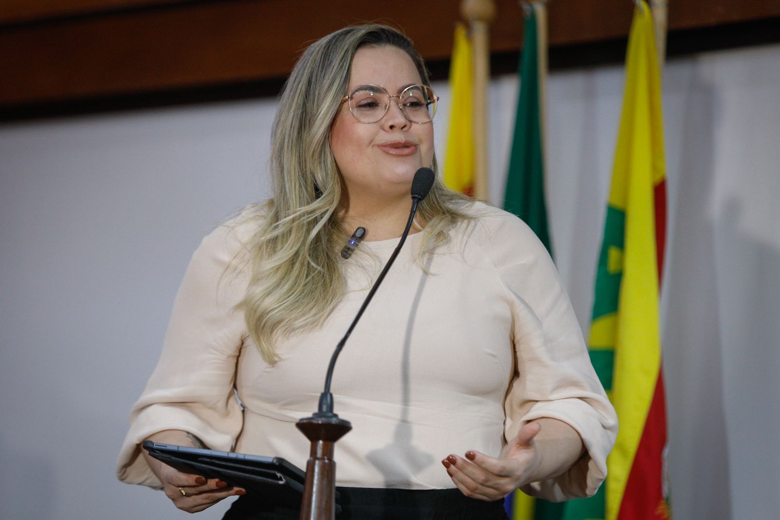 Michelle Melo apresenta PL que propõe política de saúde mental para servidores públicos